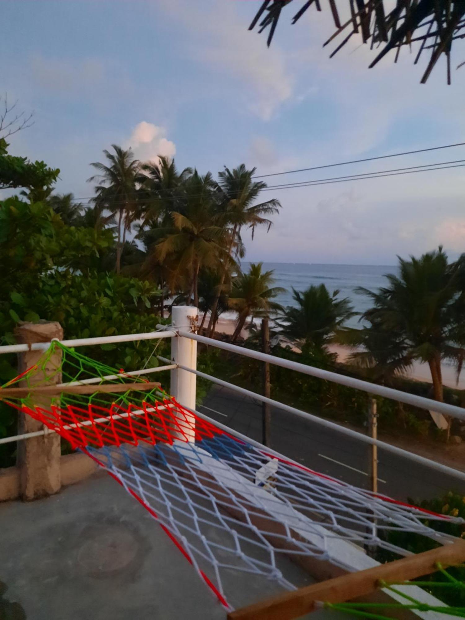 White Surfing Beach Resort Unawatuna Exterior photo