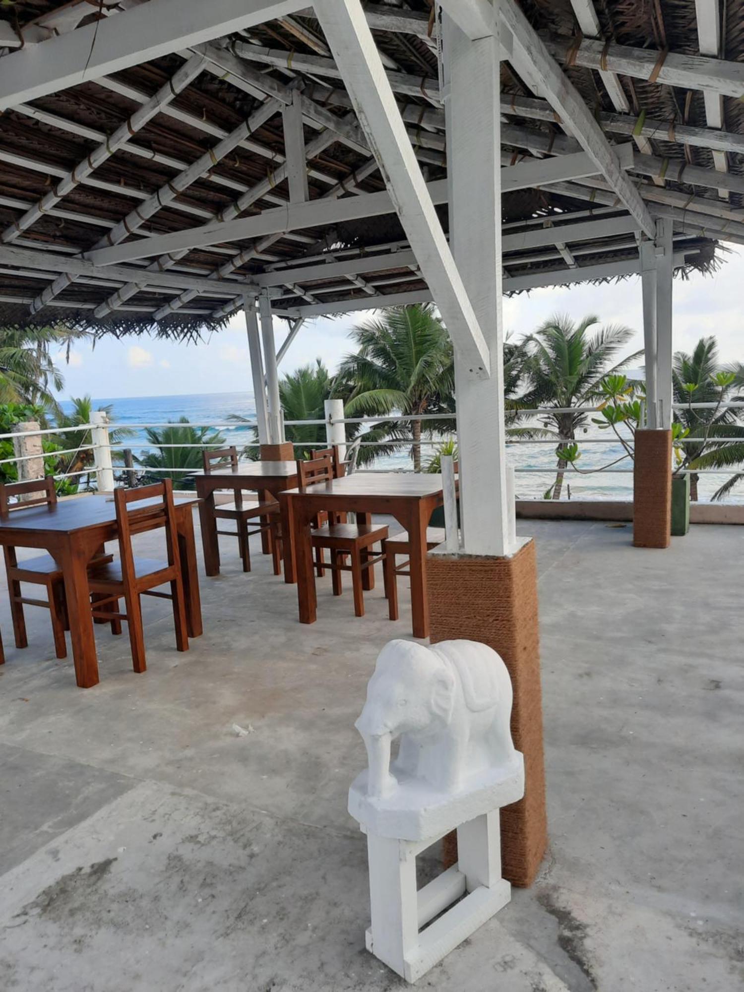 White Surfing Beach Resort Unawatuna Exterior photo