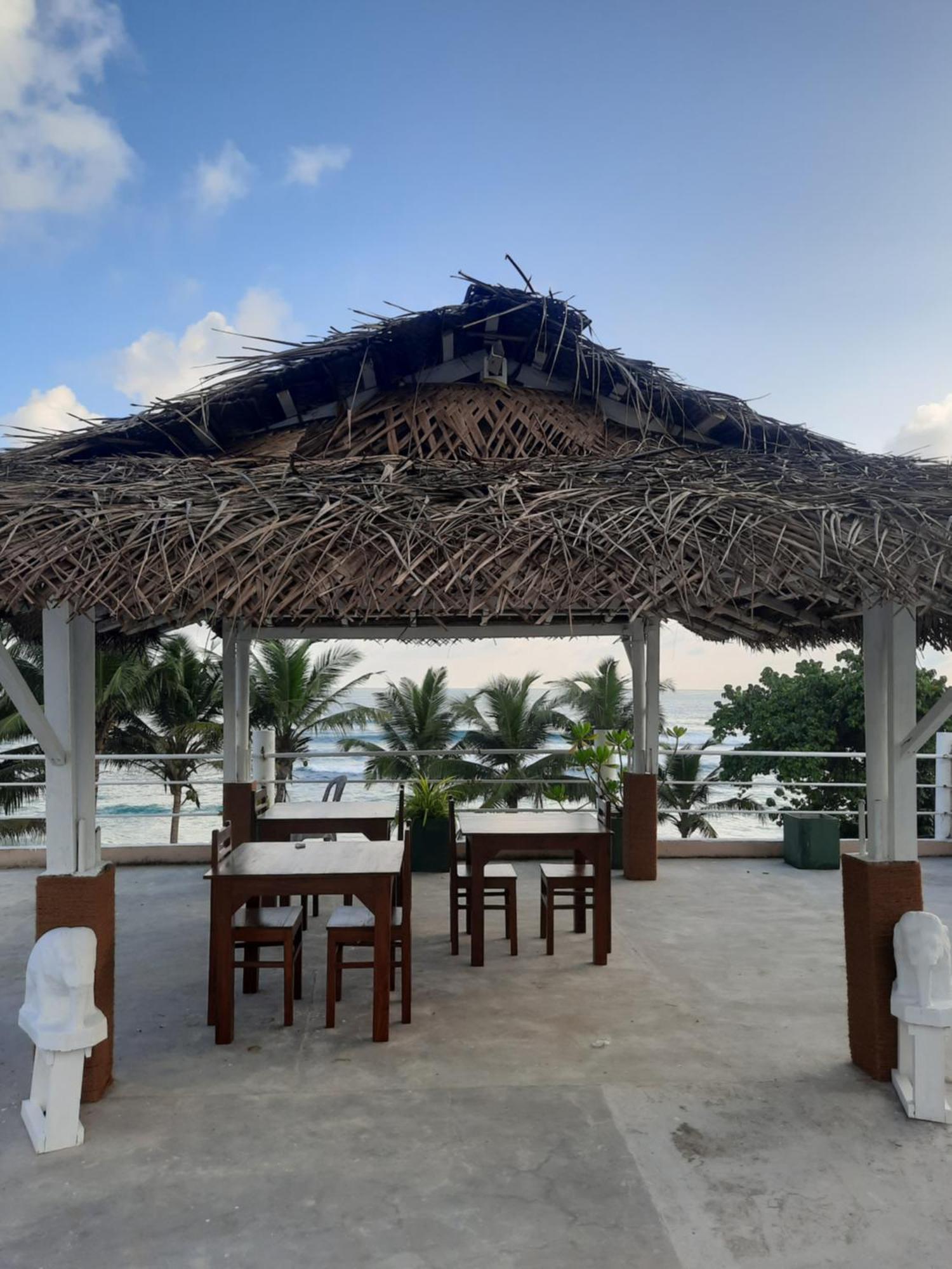 White Surfing Beach Resort Unawatuna Exterior photo