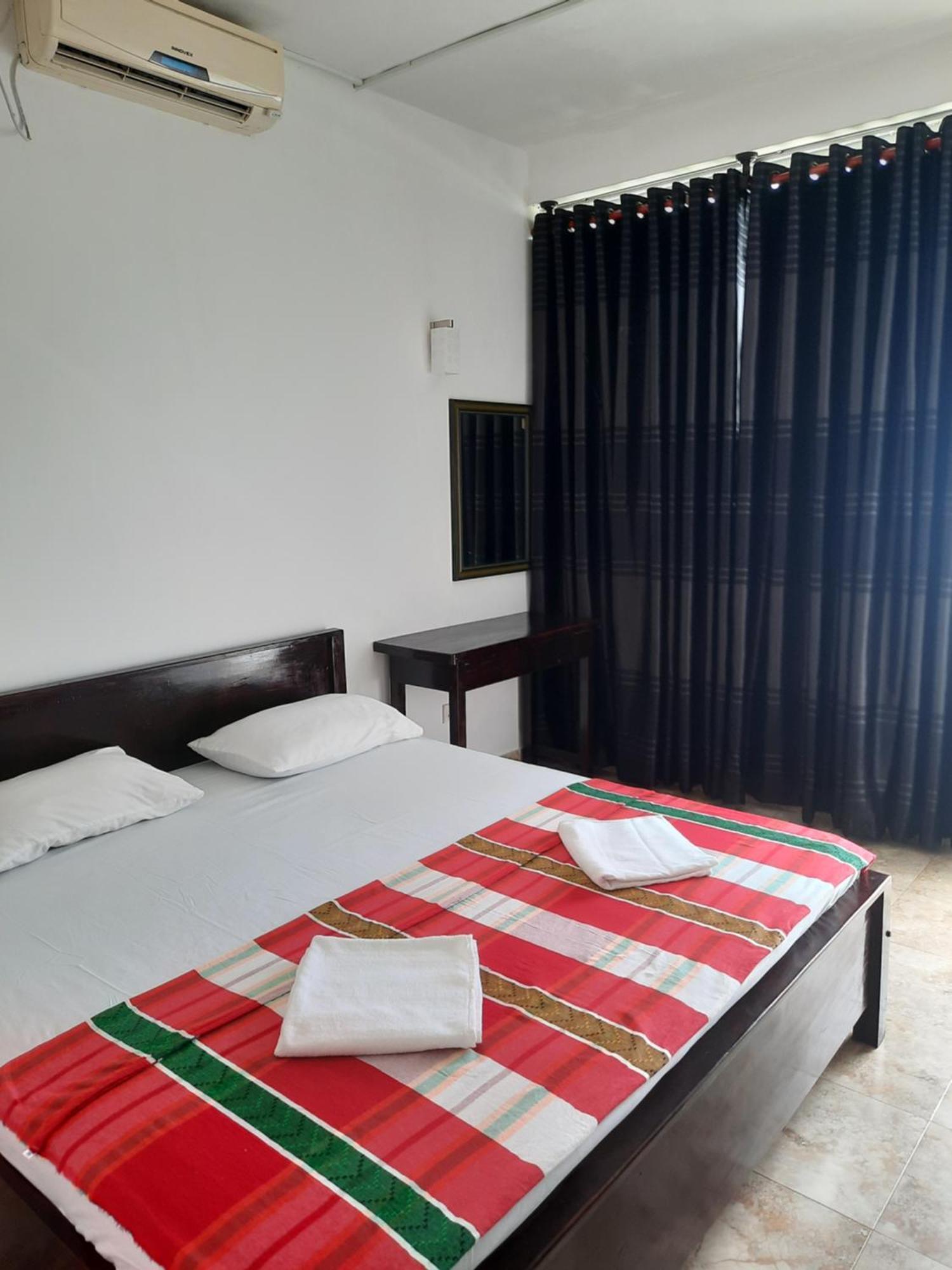 White Surfing Beach Resort Unawatuna Exterior photo