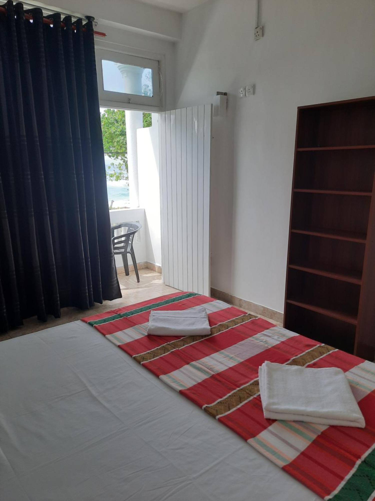White Surfing Beach Resort Unawatuna Exterior photo