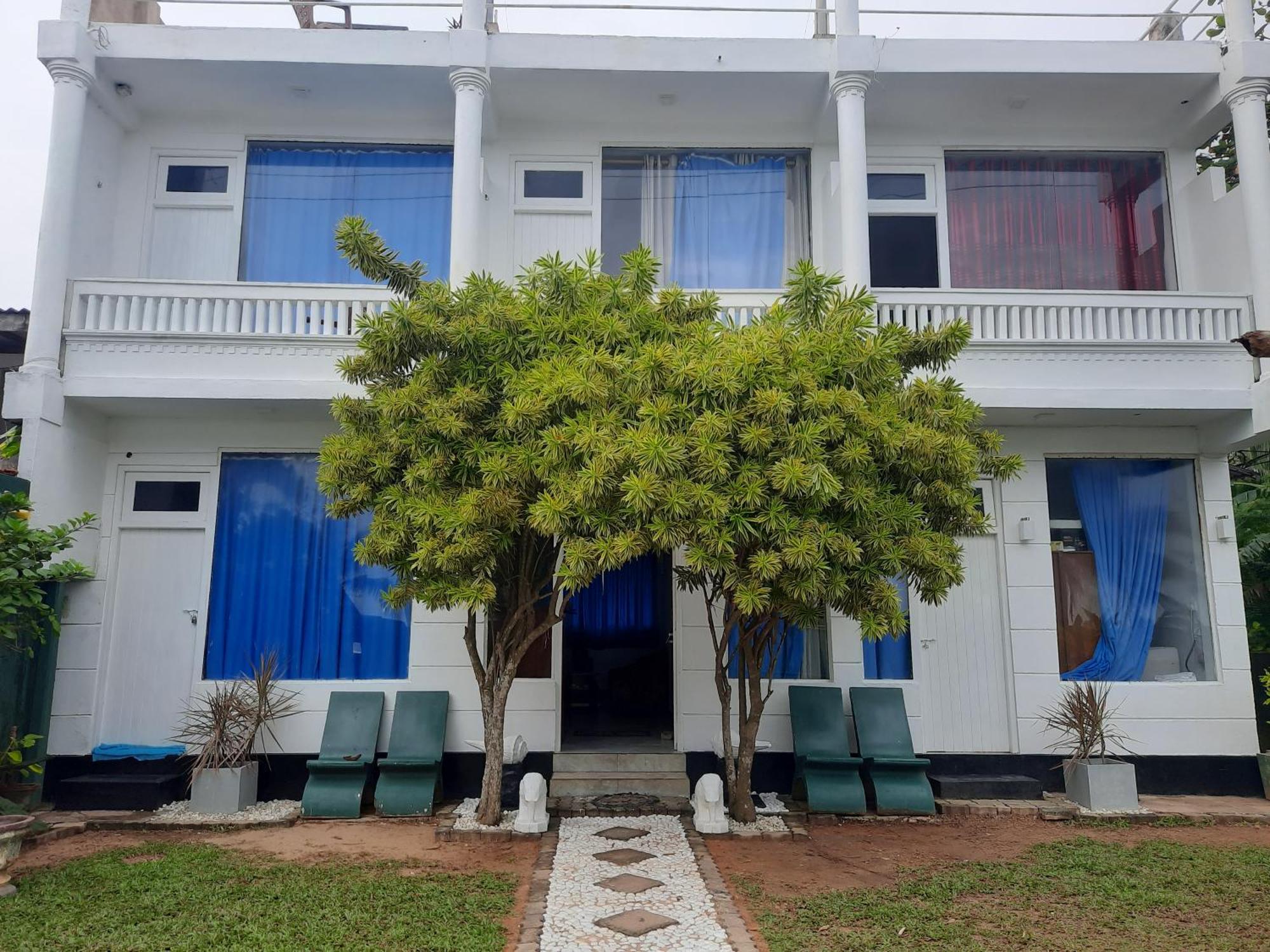 White Surfing Beach Resort Unawatuna Exterior photo