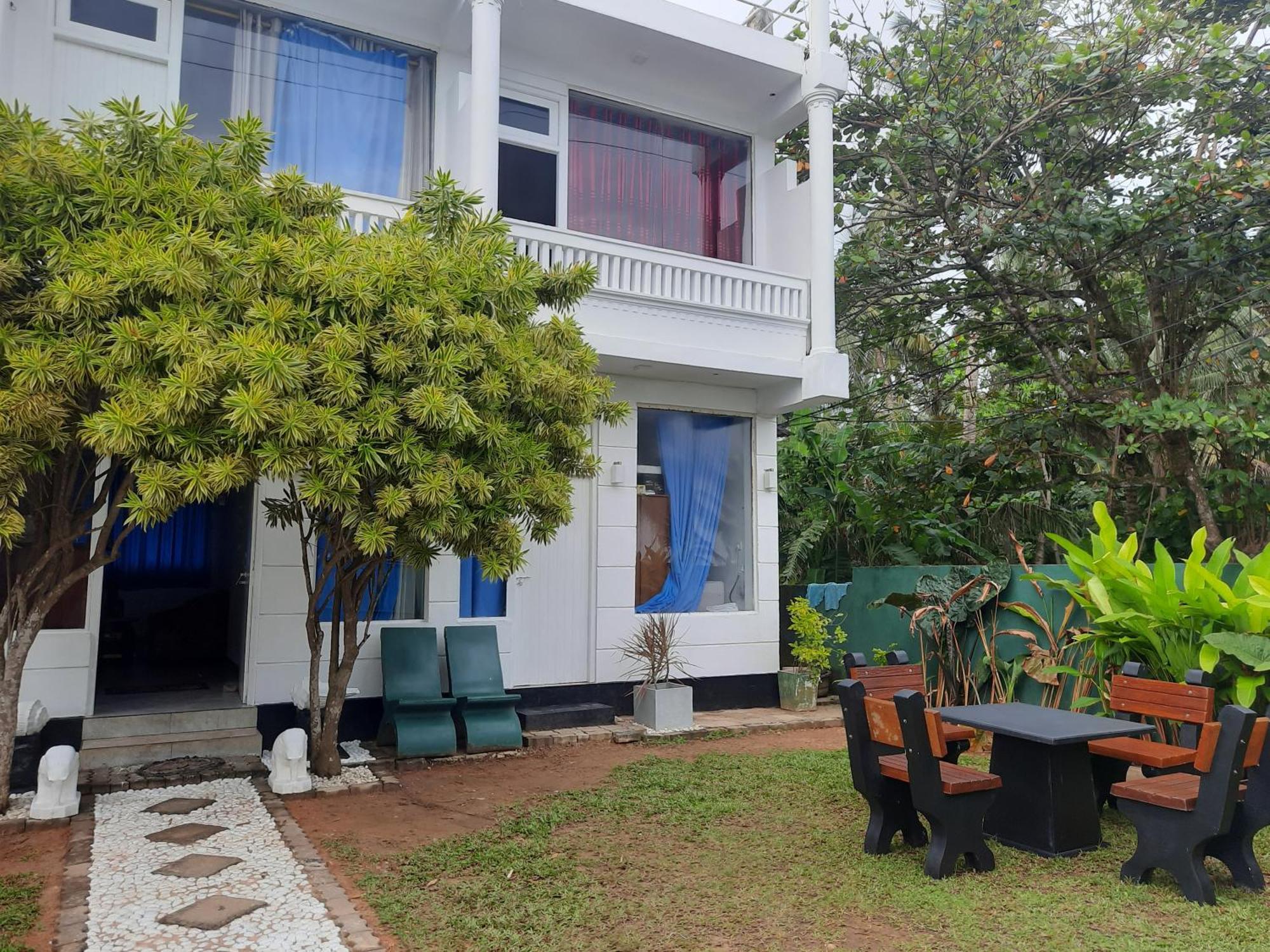 White Surfing Beach Resort Unawatuna Exterior photo
