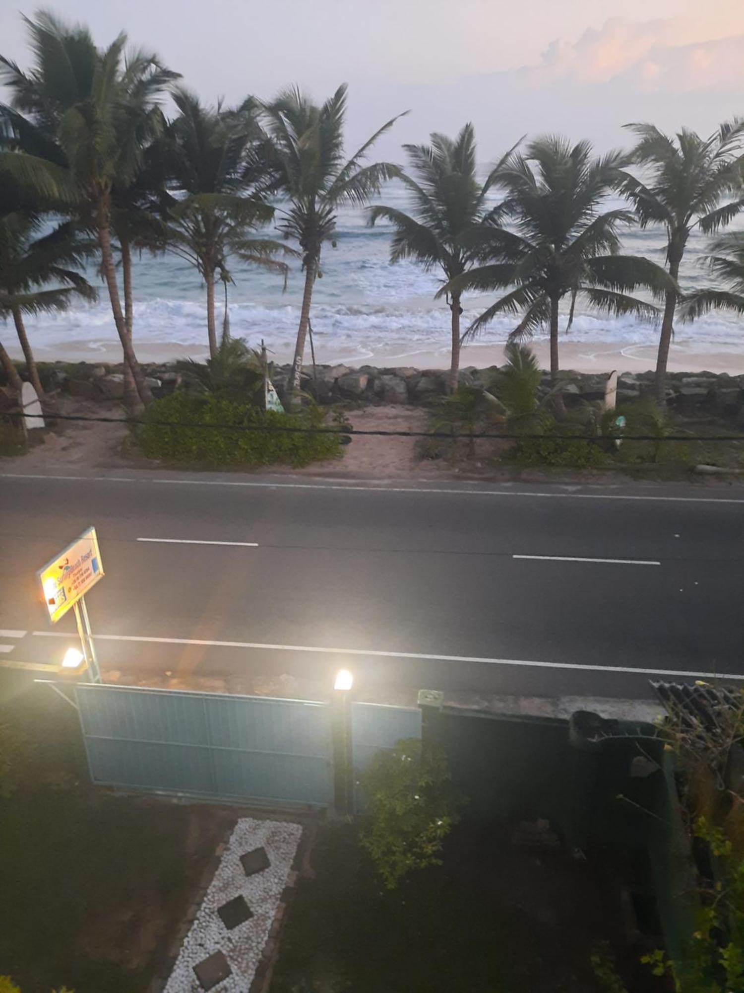 White Surfing Beach Resort Unawatuna Exterior photo