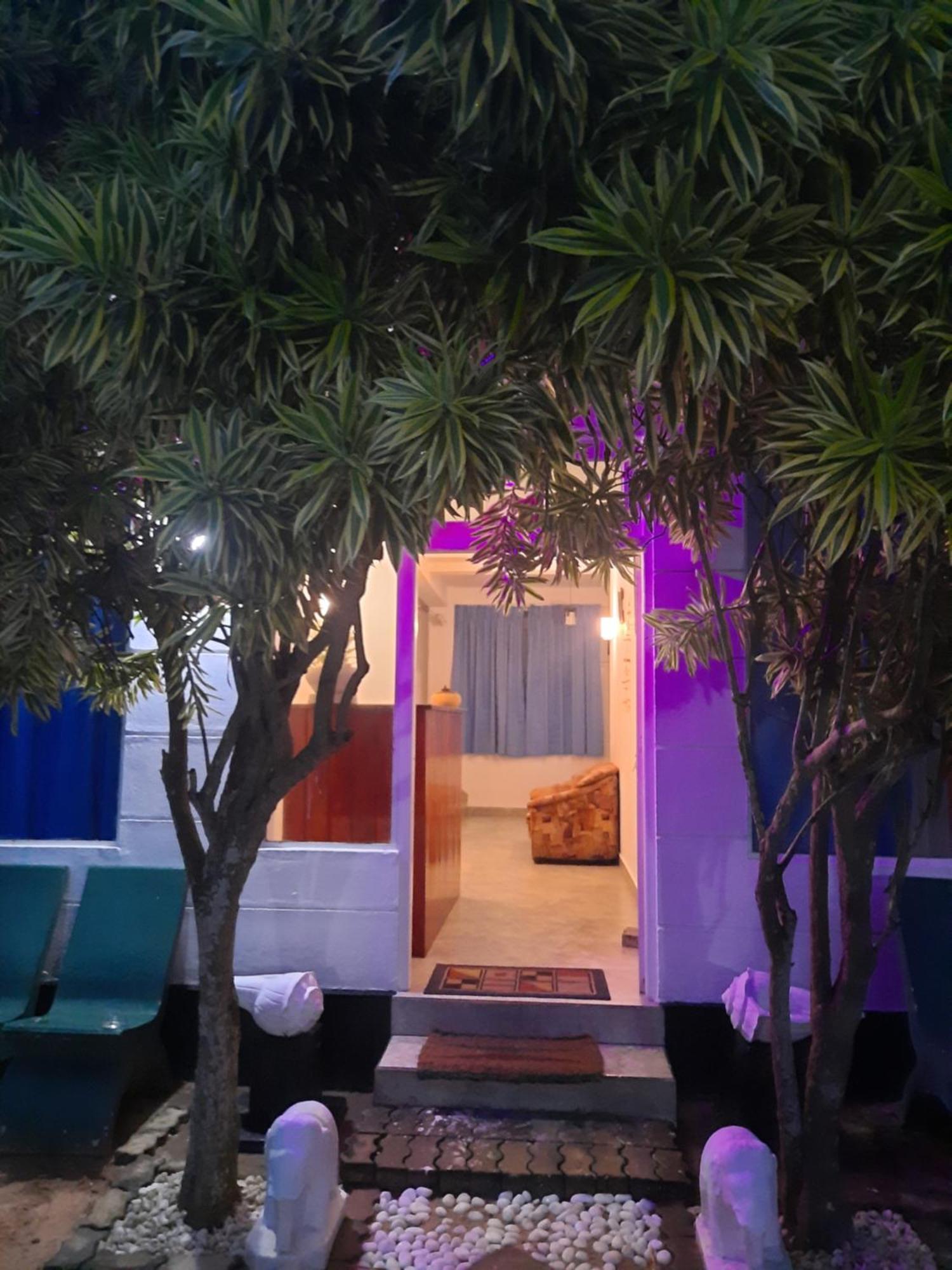 White Surfing Beach Resort Unawatuna Exterior photo