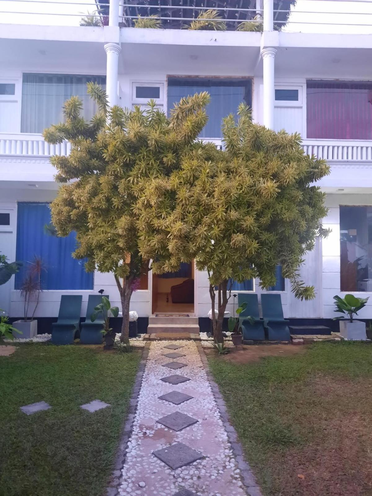 White Surfing Beach Resort Unawatuna Exterior photo