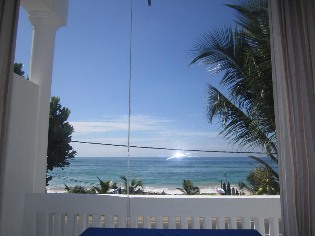 White Surfing Beach Resort Unawatuna Room photo