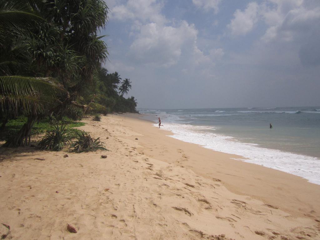 White Surfing Beach Resort Unawatuna Exterior photo