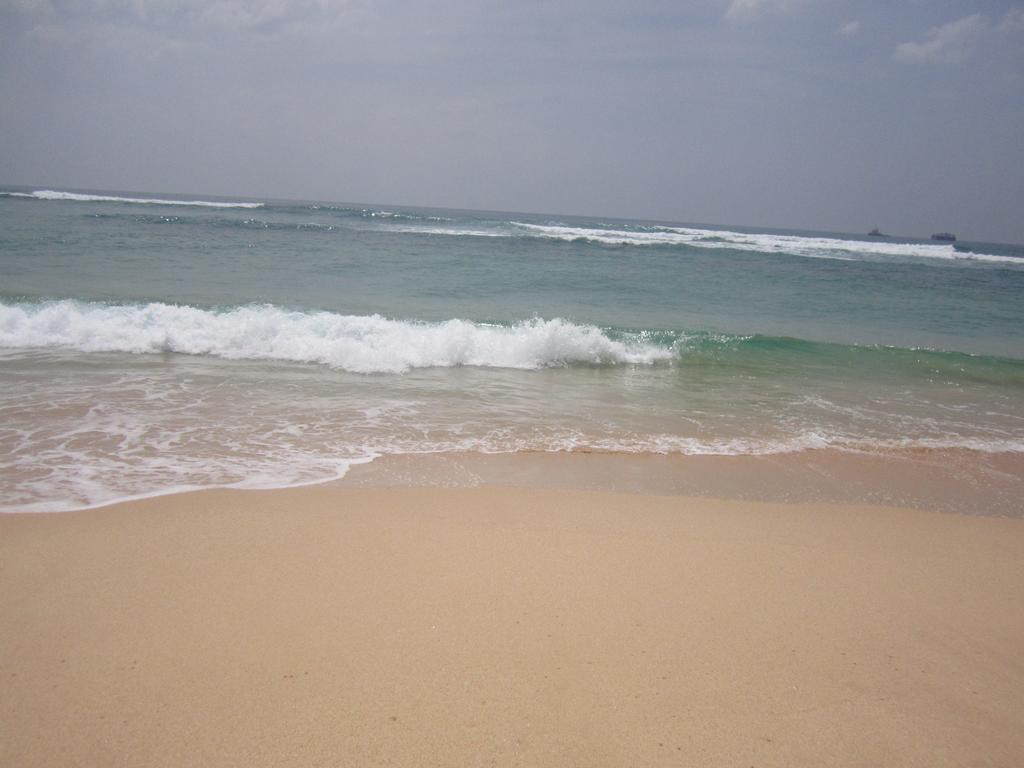 White Surfing Beach Resort Unawatuna Exterior photo